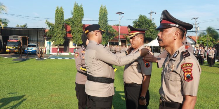 Penghargaan atas Dedikasi: Kenaikan Pangkat Pengabdian Bagi Dua Personel Polres Batang