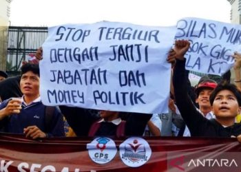 Ribuan pemuda lakukan aksi penolakan hak angket di DPR/DPD/MPR RI