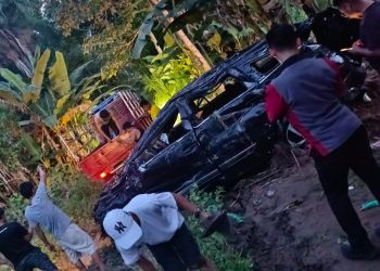 *Unit Resmob Polres Tana Toraja Evakuasi Kendaraan Warga Yang Terseret Arus Banjir*