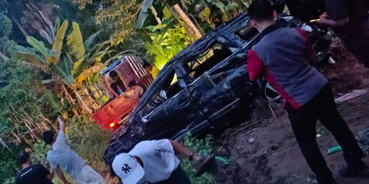 *Unit Resmob Polres Tana Toraja Evakuasi Kendaraan Warga Yang Terseret Arus Banjir*