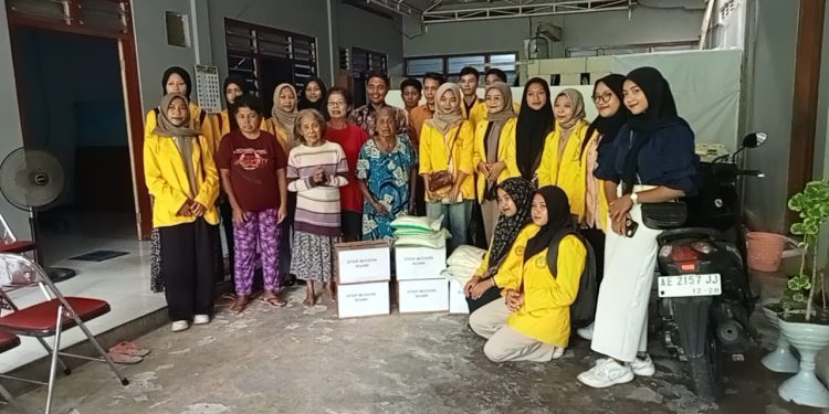 Aliansi Mahasiswa Ngawi Gelar Bakti Sosial di Panti Jompo