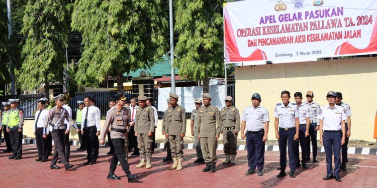 Kapolres Enrekang Pimpin Apel Gelar Pasukan Ops Keselamatan Pallawa 2024 dan Pencanangan Aksi Keselamatan Jalan
