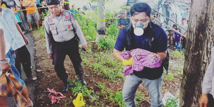 Polsek Pallangga dan Inafis Polres Gowa Datangi TKP Penemuan Mayat Bayi Perempuan