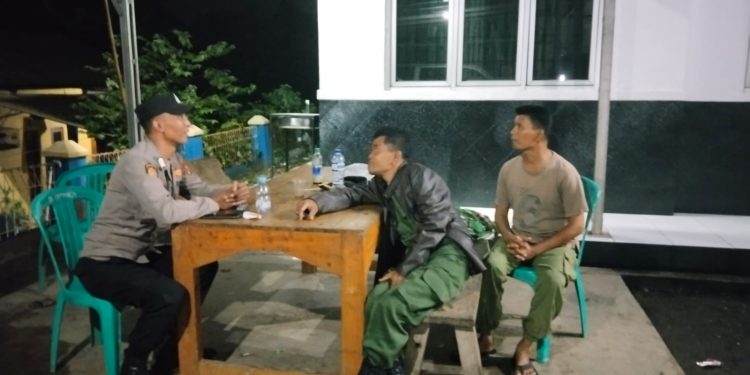 Kabid Humas Polda Jabar : Bhabinkamtibmas dan Linmas Ngawangkong di Kantor Desa Tamanmekar