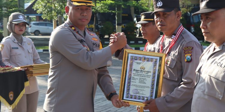 Luar Biasa, Kapolres Nganjuk Beri Piagam Penghargaan 43 Anggotanya yang Berprestasi