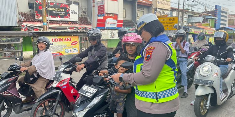 Polisi di Batang Sosialisasikan Operasi Keselamatan Lalu Lintas Pada Pengendara