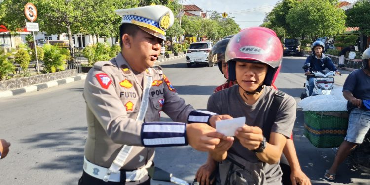 Sosialisasi dan Bagi Brosur Operasi Keselamatan Semeru 2024, Polantas Ngawi Turun Jalan