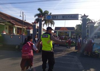 Bantu Penyeberangan dan Pengaturan, Jajaran Polres Tulungagung Lakukan Pos Pagi