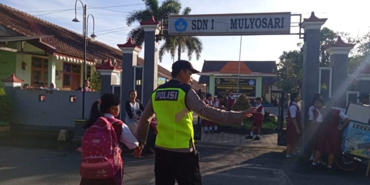 Bantu Penyeberangan dan Pengaturan, Jajaran Polres Tulungagung Lakukan Pos Pagi