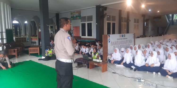 Glorifikasi Keselamatan Berlalu Lintas, Satlantas Polres Kendal Sasar Santri Pondok Pesantren