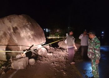 *Salut TNI – Polri Ditoraja Sigap Evakuasi Materil Longsor di Jalan Poros Trans Sulawesi*