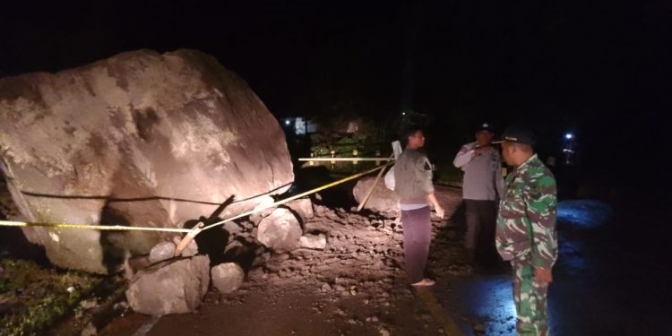 *Salut TNI – Polri Ditoraja Sigap Evakuasi Materil Longsor di Jalan Poros Trans Sulawesi*