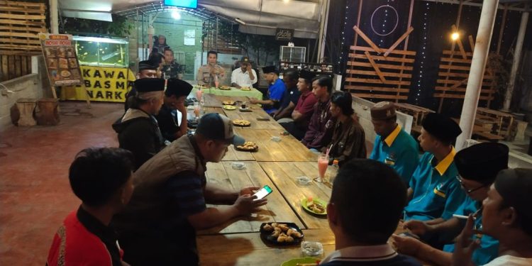 Jaga Kamtibmas, Kapolsek Rejotangan Ngopi Bareng Bersama Paguyuban Pencak Silat