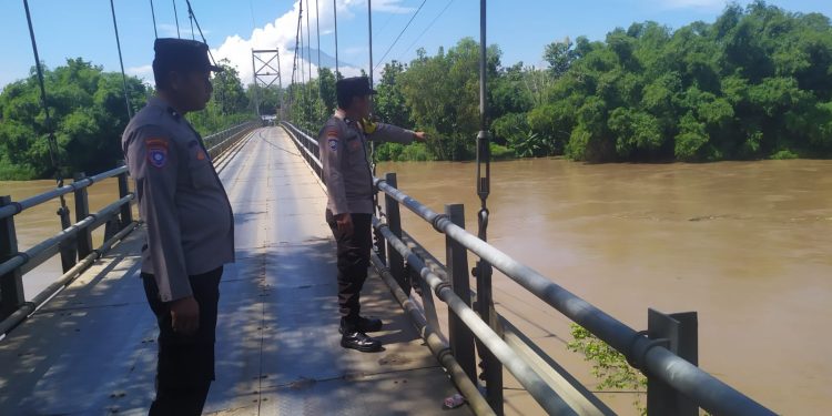 Antisipasi Banjir di Ngawi, Polsek Karanganyar Patroli dan Periksa Debit Air Bengawan Solo