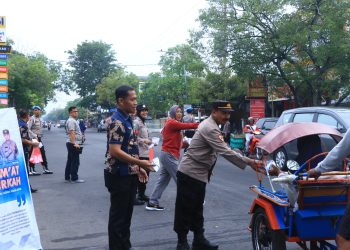 Polres Ngawi Bagikan Ratusan Nasi Bungkus di Jumat Berkah