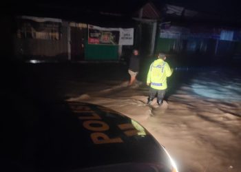 Jalan Raya di Kwadungan Banjir, Polres Ngawi Alihkan Arus Lalu Lintas