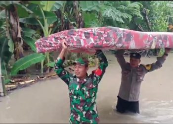 Tanggap Bencana, Polres Ngawi Sigap Bantu Warga Terdampak Banjir