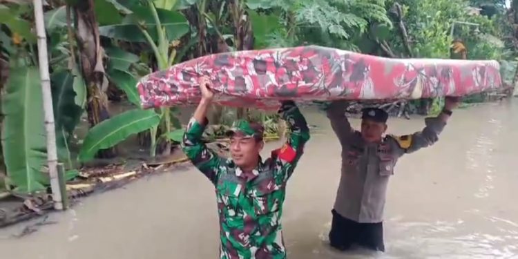 Tanggap Bencana, Polres Ngawi Sigap Bantu Warga Terdampak Banjir