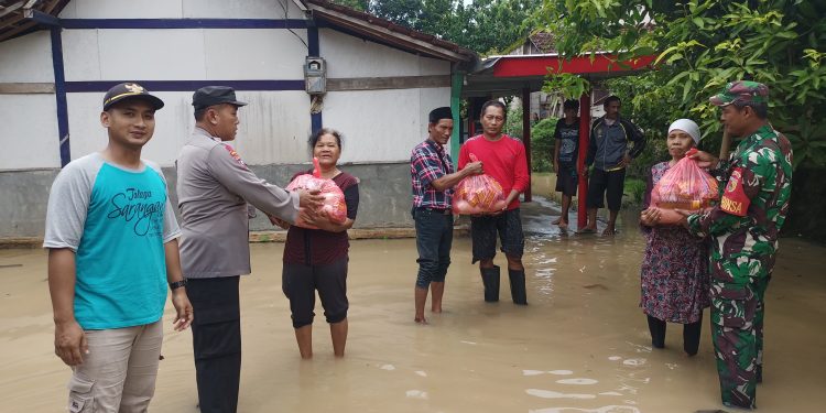 Sinergitas Tiga Pilar di Ngawi, Bantu Warga Paron Terdampak Banjir