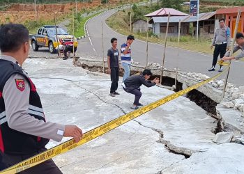 *Cegah Timbulnya Korban, Polres Tana Toraja Memasang Garis Police Line Pada Jalan Menuju Bandara*