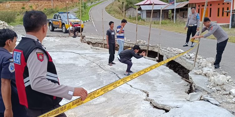 *Cegah Timbulnya Korban, Polres Tana Toraja Memasang Garis Police Line Pada Jalan Menuju Bandara*