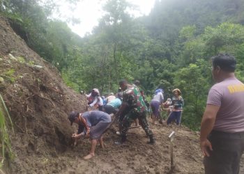 *Sinergitas TNI – Polri bersama Warga Bersihkan Material Longsor dengan Alat Seadanya*