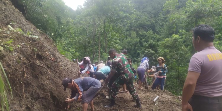 *Sinergitas TNI – Polri bersama Warga Bersihkan Material Longsor dengan Alat Seadanya*