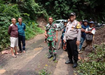 *Kabid Humas Polda Jabar : Polisi Evakuasi Pohon Tumbang*