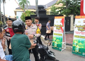 Hari Pertama Puasa, Polres Nganjuk Bagikan Bingkisan Takjil kepada Pengguna Jalan