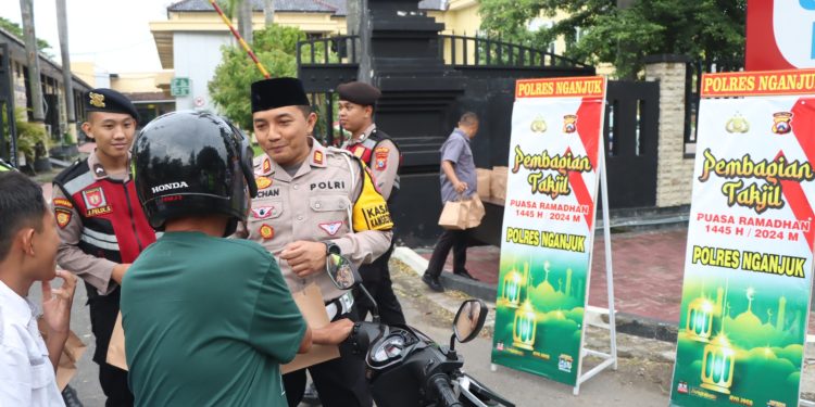 Hari Pertama Puasa, Polres Nganjuk Bagikan Bingkisan Takjil kepada Pengguna Jalan