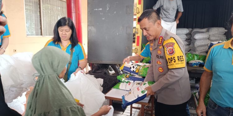 Kabid Humas Polda Jabar : Sebanyak 10.000 paket sembako murah disalurkan ke masyarakat Kota Bandung melalui Masyarakat Tionghoa Peduli (MTP)