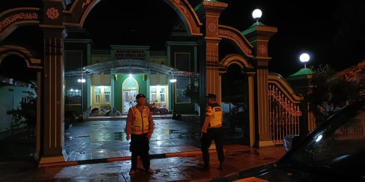 Berikan Rasa Aman Saat Ibadah di Ngawi, Polsek Widodaren Gencarkan Patroli Subuh