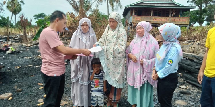 Respon Instruksi Bupati Jeneponto, Disdukcapil Serahkan Adminduk Korban Kebakaran