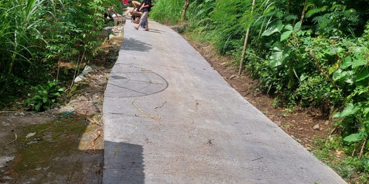 Pembangunan Rabat Jalan Desa Nglurup kecamatan Sendang Berjalan Lancar dan Kondusif