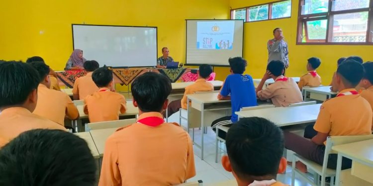 Polisi Ngawi Sosialisasikan Bahaya Bullying dan Petasan di SMPN 1 Kendal