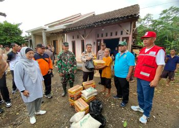 TNI Polri dan BPBD Bantu Warga Bersihkan Puing-Puing Reruntuhan Akibat Puting Beliung