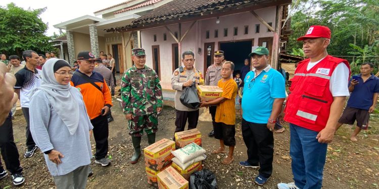TNI Polri dan BPBD Bantu Warga Bersihkan Puing-Puing Reruntuhan Akibat Puting Beliung