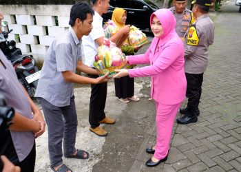 Kapolres Dan Ketua Bhayangkari Cabang Ngawi Kunjungi Anggota Terdampak Banjir