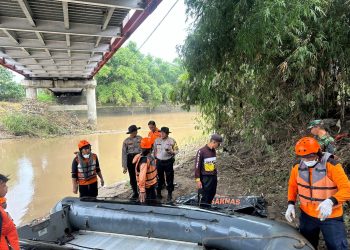 Polres Ngawi Bersama Tim SAR Gabungan Berhasil Evakuasi Korban Tenggelam di Bengawan Madiun