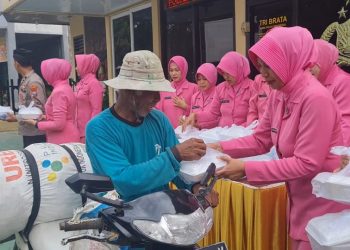 Polsek Padas Beserta Bhayangkari Berbagi Takjil Kepada Pengguna Jalan Raya Ngawi-Caruban