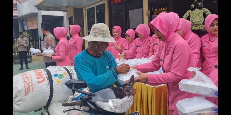 Polsek Padas Beserta Bhayangkari Berbagi Takjil Kepada Pengguna Jalan Raya Ngawi-Caruban