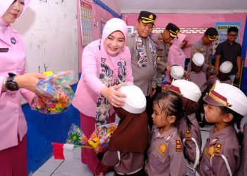 Dukung Dunia Pendidikan, Ketua Pengurus YKB Cabang Ngawi Kunjungi TK Kemala Bhayangkari