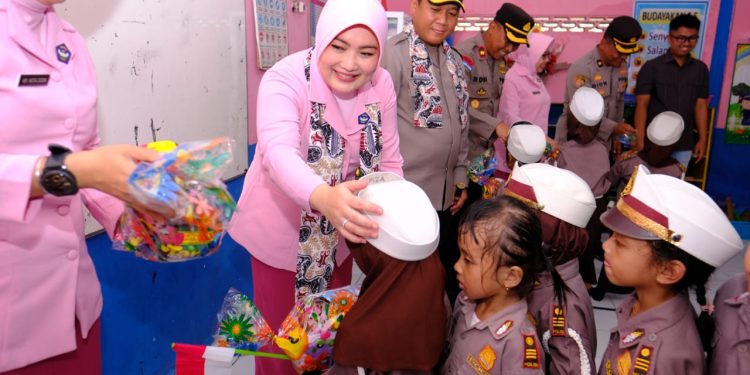 Dukung Dunia Pendidikan, Ketua Pengurus YKB Cabang Ngawi Kunjungi TK Kemala Bhayangkari