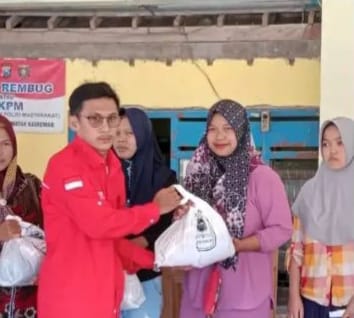 Peduli Sesama, Mahasiswa STKIP Modern Ngawi Gelar Bakti Sosial