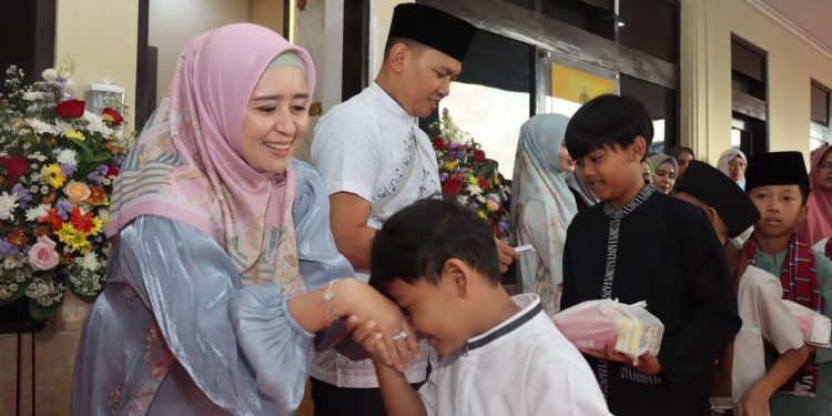 Kabid Humas Polda Jabar : Gapai Berkah Ramadhan, Polisi Santuni Puluhan Anak Yatim