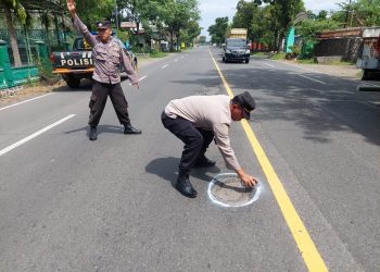 Cegah Laka Lantas, Polres Nganjuk Tandai Jalan Berlubang di Wilayahnya dengan Cat Putih