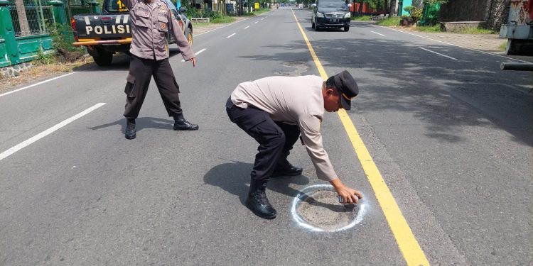 Cegah Laka Lantas, Polres Nganjuk Tandai Jalan Berlubang di Wilayahnya dengan Cat Putih