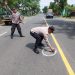 Cegah Laka Lantas, Polres Nganjuk Tandai Jalan Berlubang di Wilayahnya dengan Cat Putih