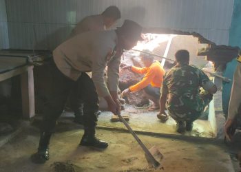 Kompak TNI Polri Ngawi, Perbaiki Tembok Rumah Buniran di Kendal Pasca Longsor