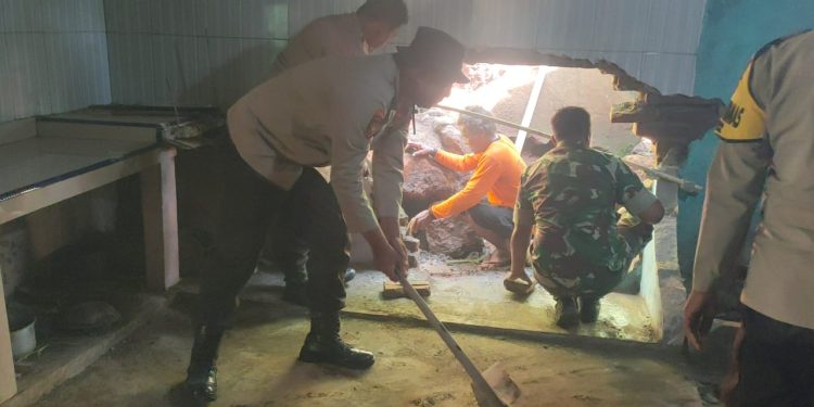 Kompak TNI Polri Ngawi, Perbaiki Tembok Rumah Buniran di Kendal Pasca Longsor